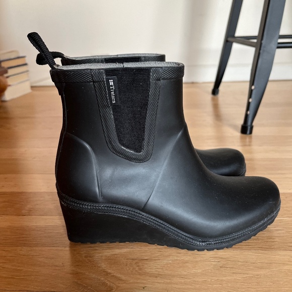 Tretorn Shoes - TRETORN BLACK WEDGE RAIN BOOTS